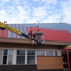 Saneeraus ja Maalaus Rajalainen Oy tekee kattojen maalaustyöt